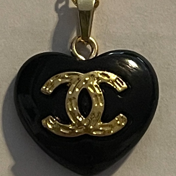Channel zipper pull. Black heart with gold tone CC. Approximately sz of Quarter. - Picture 4 of 9